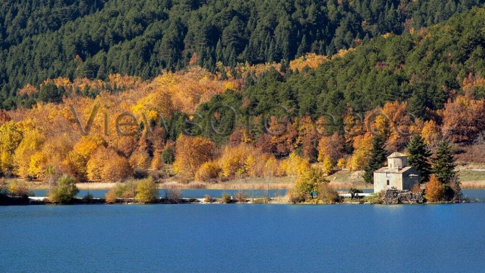 Η λίμνη Δόξα στα φθινοπωρινά της χρώματα